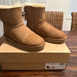 UGG Bailey bow size 6 shoes